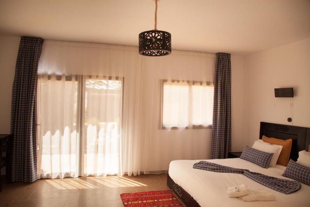 Una cama o camas en una habitación de Dakhla Camp