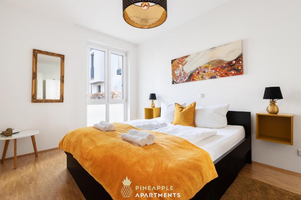 sypialnia z dużym łóżkiem i pomarańczowym kocem w obiekcie Pineapple Apartments Dresden Zwinger IV - 65 qm - 1x free parking w Dreźnie
