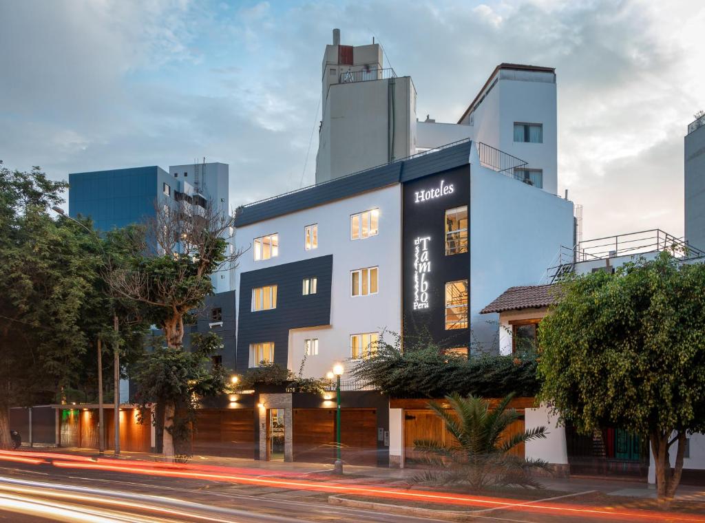 ein schwarzweißes Gebäude in einer Stadtstraße in der Unterkunft El Tambo 1 in Lima