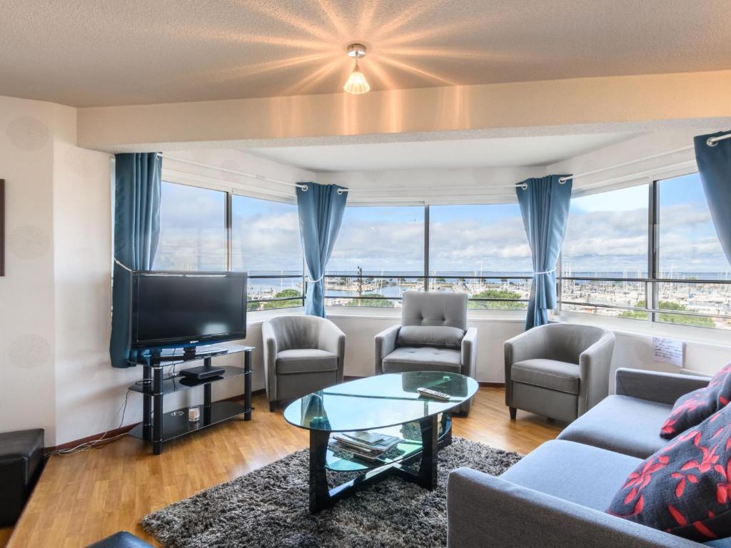 un salon avec un canapé et une télévision dans l'établissement Apartment Grand voile by Interhome, à Arcachon