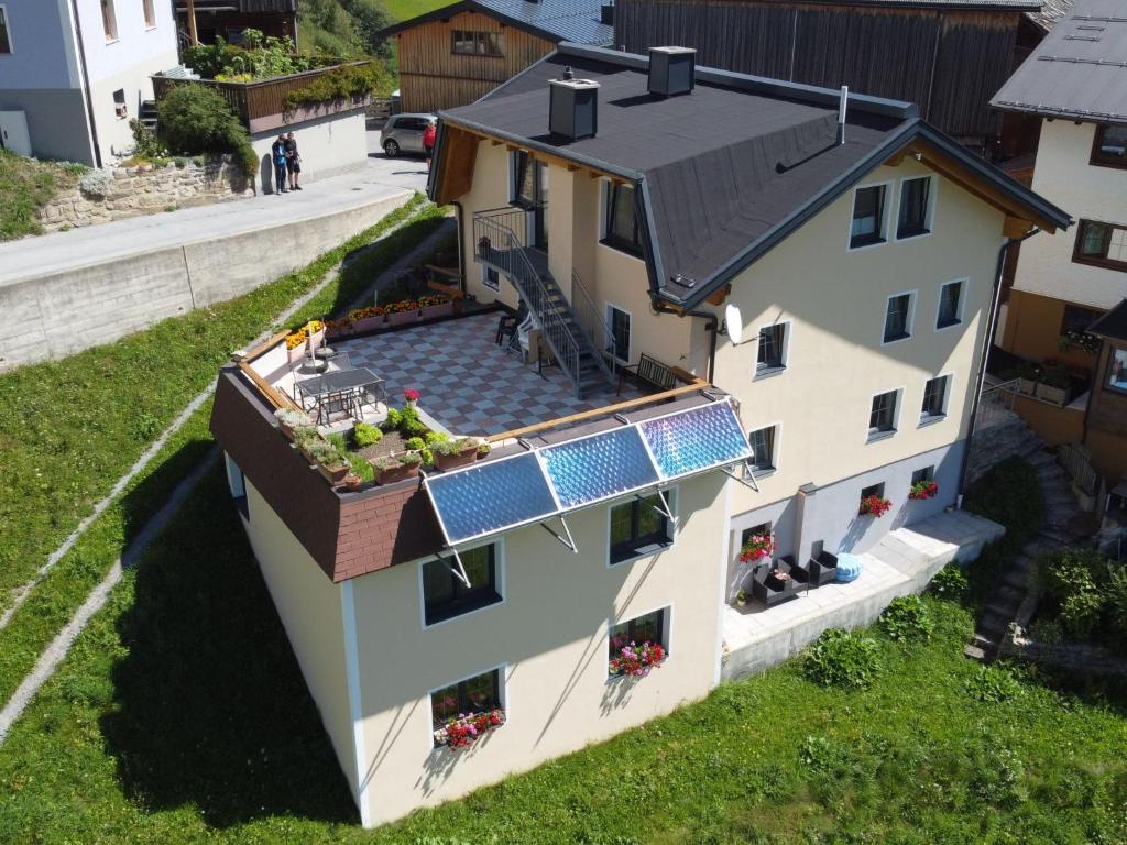 カップルにあるHoliday Home Bergblick - KPL118 by Interhomeの屋根の上空の景色