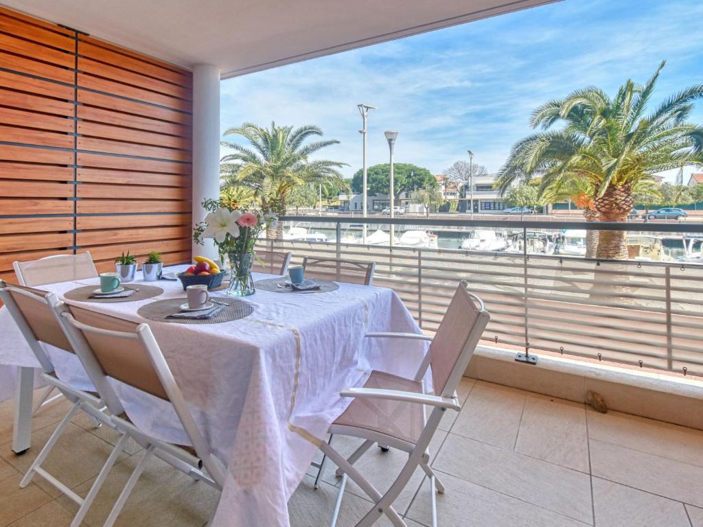 comedor con mesa y vistas al agua en Apartment Le 4 Mats-1 by Interhome, en Fréjus