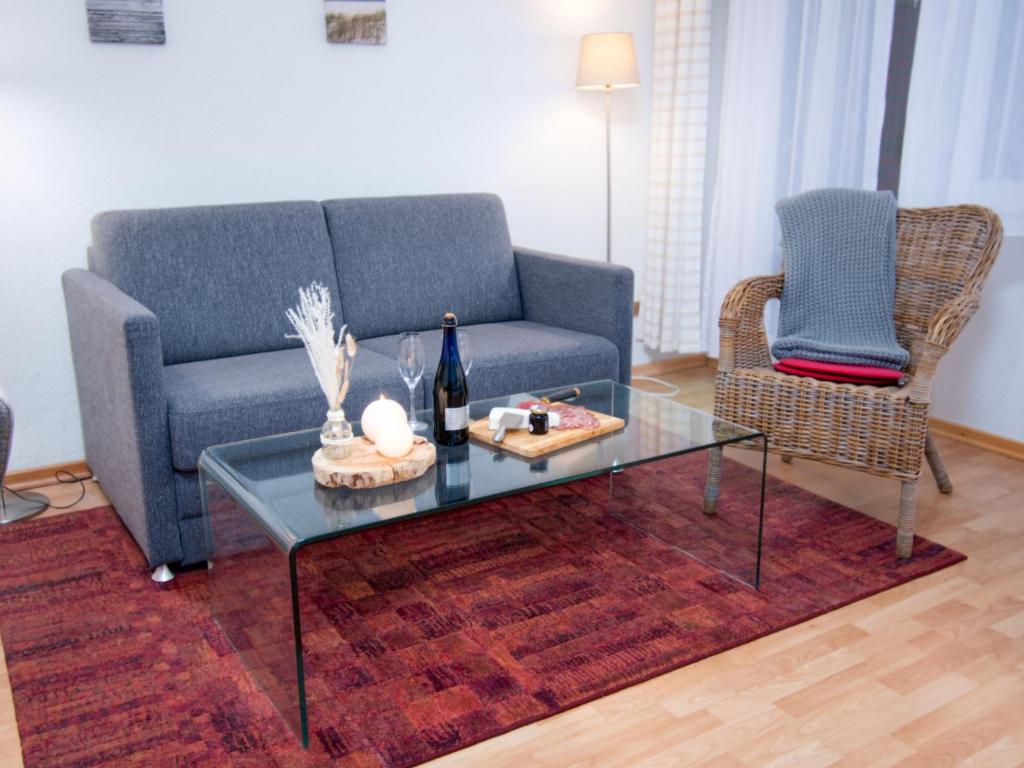 諾德代希的住宿－Apartment Düne by Interhome，客厅配有沙发和桌子