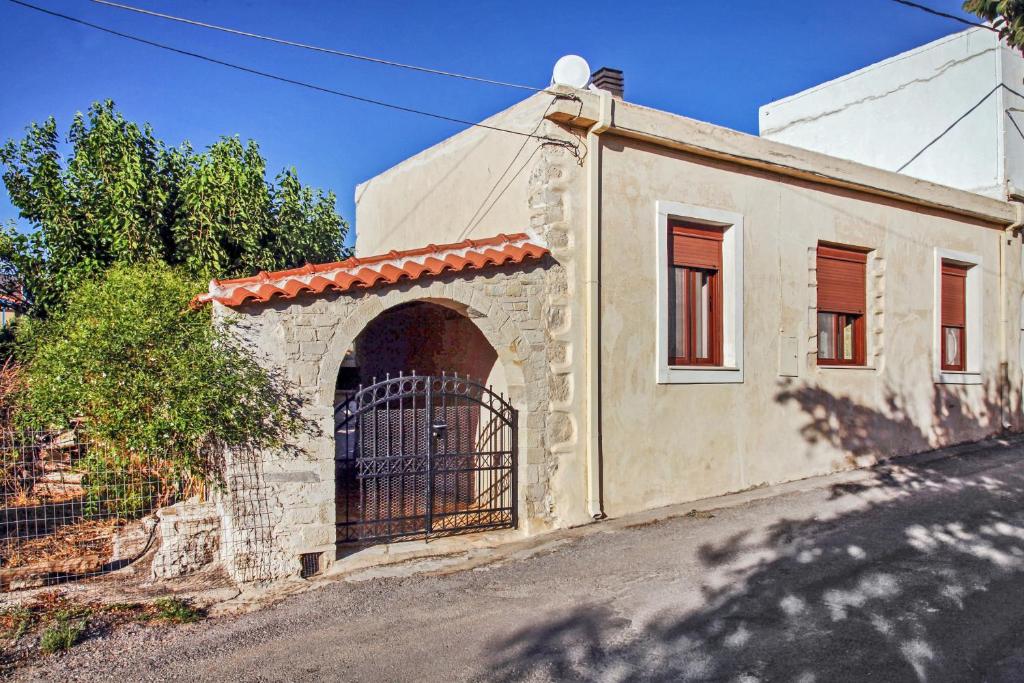 un edificio con una puerta delante de él en 2 bedrooms house with furnished terrace at Georgioupoli 3 km away from the beach, en Georgioupolis