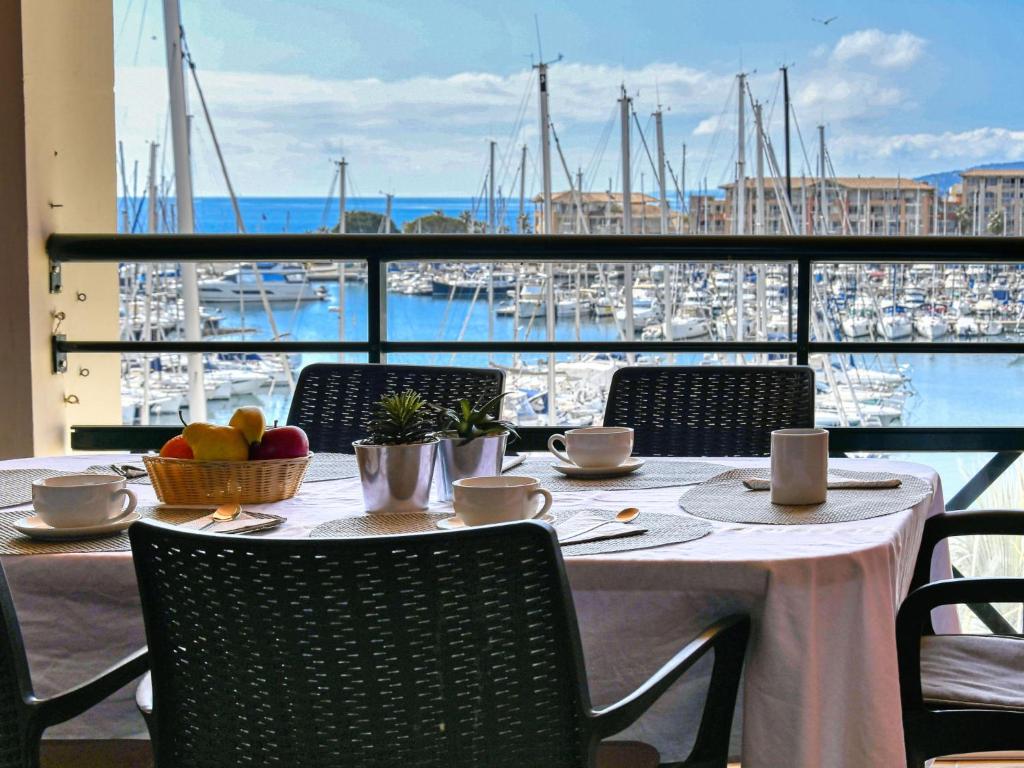 una mesa con vistas a un puerto deportivo con barcos en Apartment Bleu Marine-6 by Interhome, en Fréjus