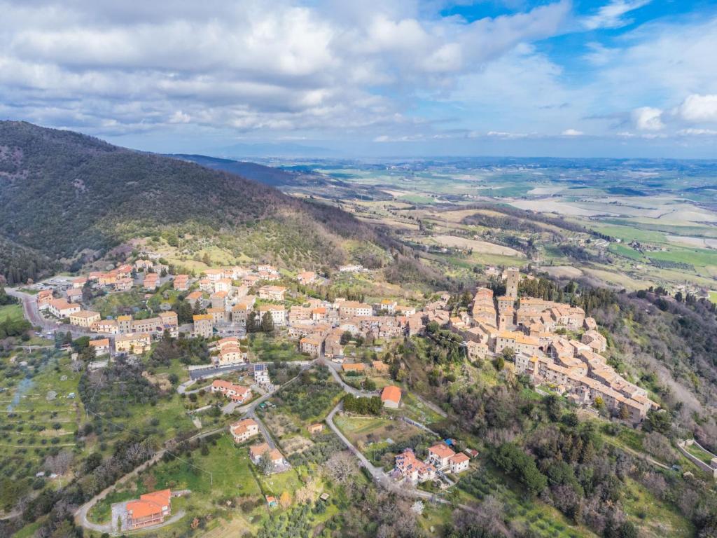 モンテカティーニ・ヴァル・ディ・チェーチナにあるHoliday Home La Vecchia Bottega by Interhomeの山の町の空中風景