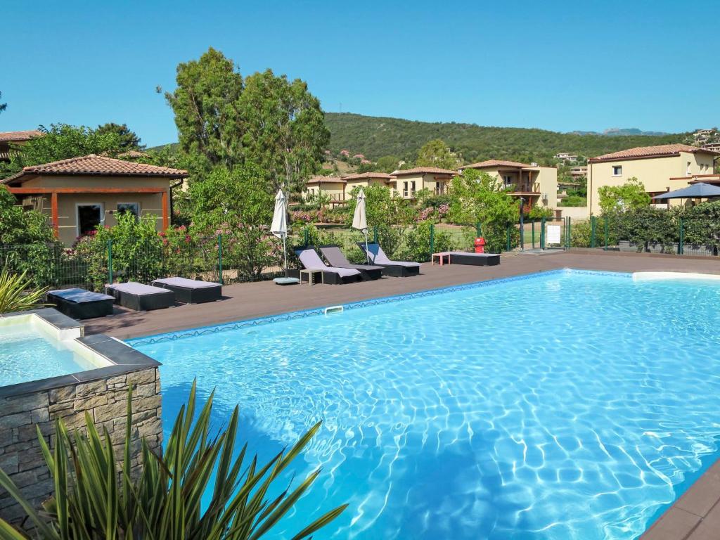 een zwembad in een villa met een resort bij Apartment Marina Di Favone - FAV100 by Interhome in Favone