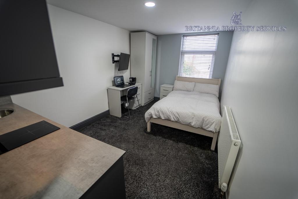 Postel nebo postele na pokoji v ubytování FREE PARKING Cosy Studios in Guest House close to city and QE and UOB!