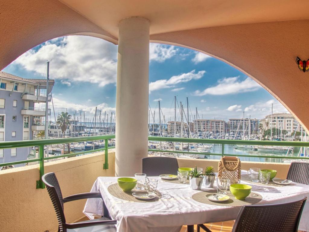 une table sur un balcon avec vue sur un port dans l'établissement Apartment Bleu Marine-5 by Interhome, à Fréjus