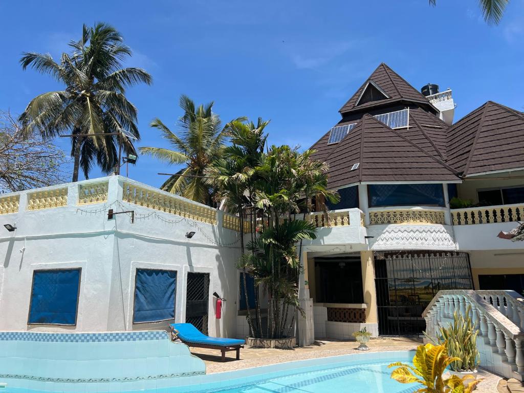 Piscina de la sau aproape de Diani Dream House - 5 Bedrooms & Ensuites