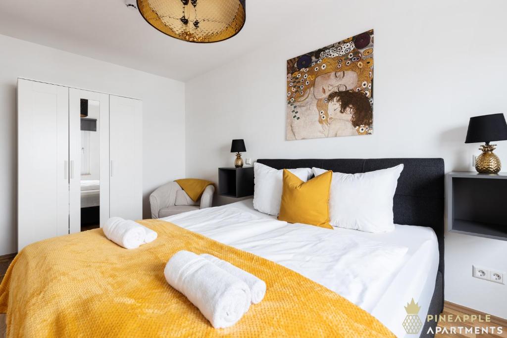 1 dormitorio con 1 cama grande y toallas. en Pineapple Apartments Dresden Zwinger V - 78 qm - 1x free parking en Dresden