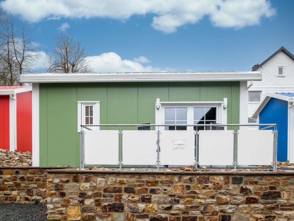 巴特馬林貝格的住宿－Holiday Home Tiny Haus Westerwald 16 Green by Interhome，绿色房子前面设有阳台