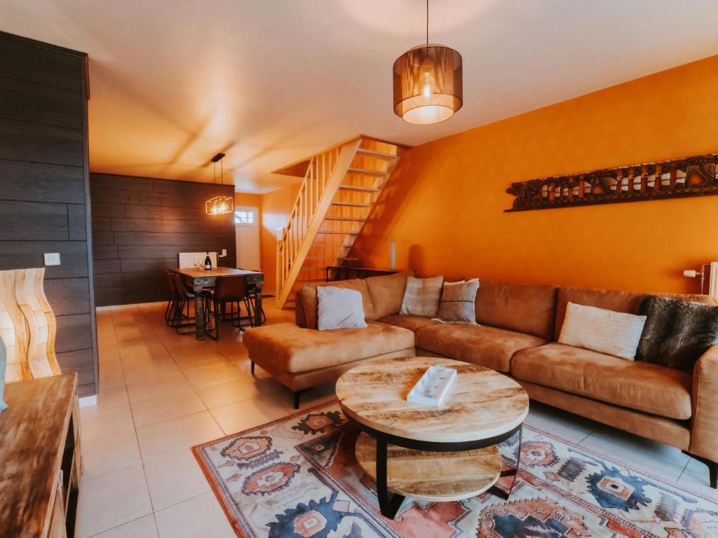 uma sala de estar com um sofá e uma mesa em Apartment De Paddock-1 by Interhome em Bredene