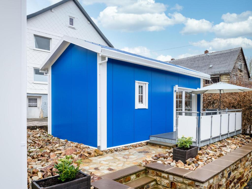 niebieski dom z białym w obiekcie Holiday Home Tiny Haus Westerwald 16 Blue by Interhome w mieście Bad Marienberg