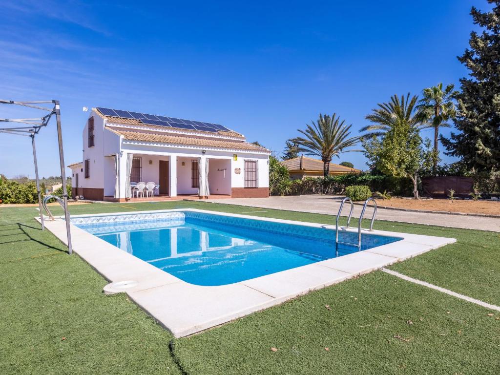 willa z basenem przed domem w obiekcie Holiday Home Rocio by Interhome w mieście Sanlúcar la Mayor