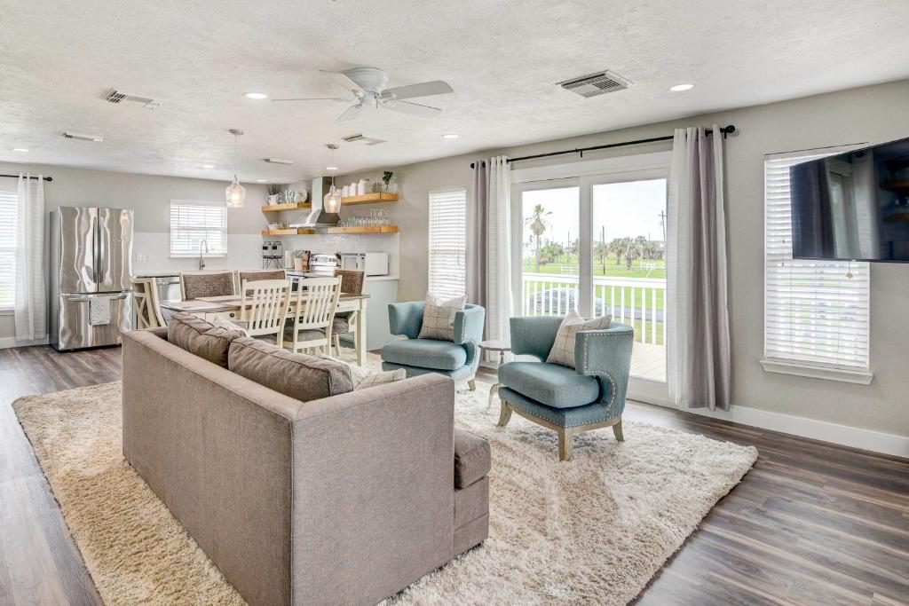 ein Wohnzimmer mit einem Sofa und Stühlen sowie eine Küche in der Unterkunft Charming Galveston Vacation Rental Walk to Beach! in Galveston