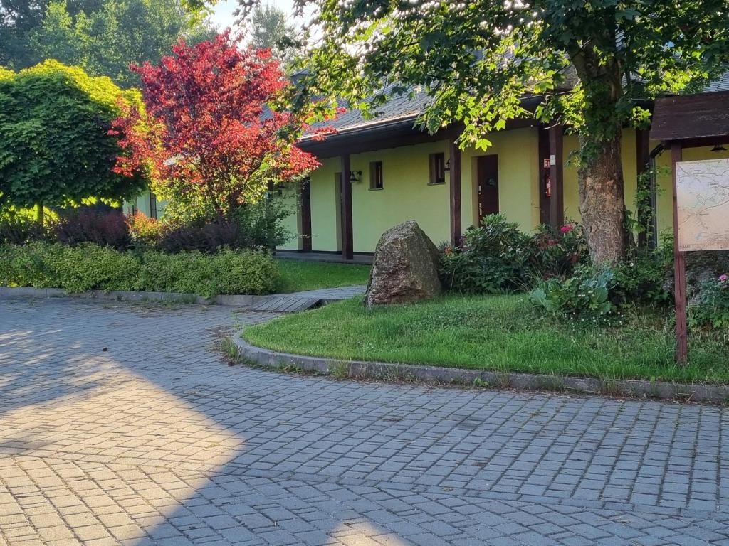 uma casa com uma entrada de tijolos em frente em Pokoje do wynajęcia em Jelenia Góra