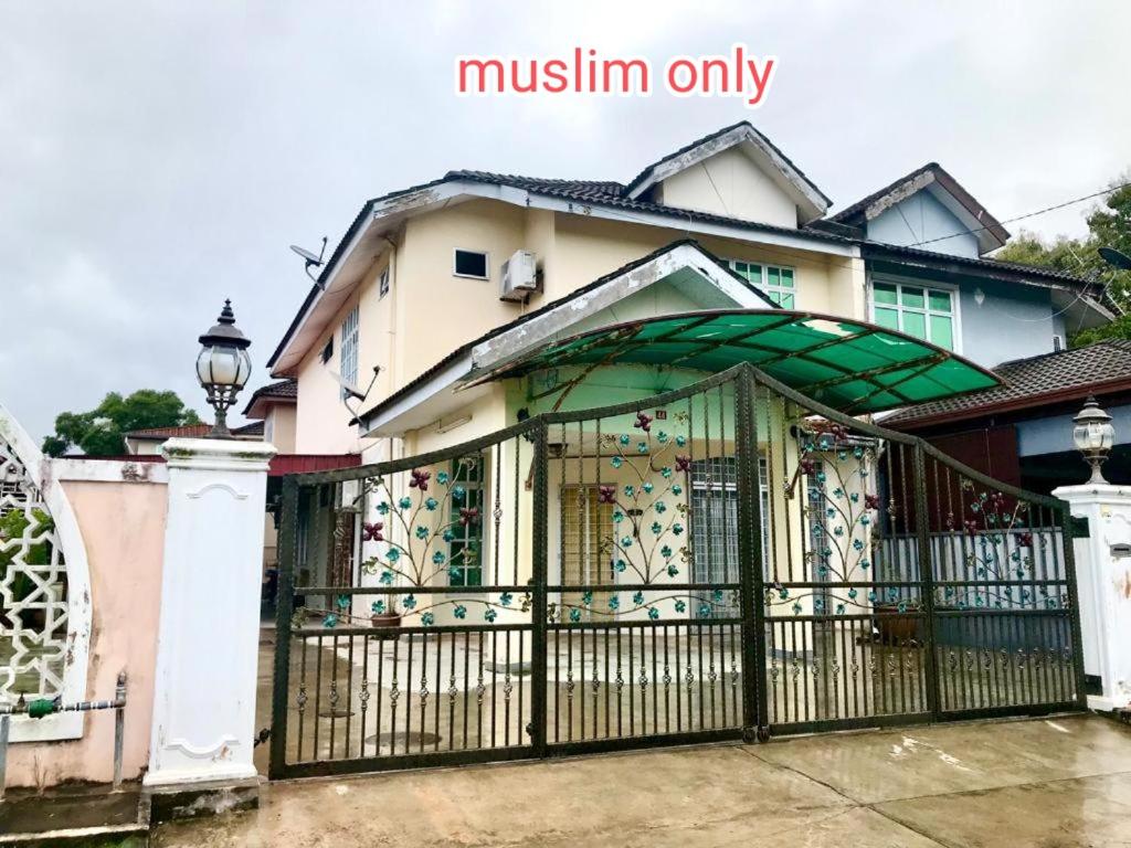 une maison avec une porte devant elle dans l'établissement Homestay Rumah Singgah, à Jitra