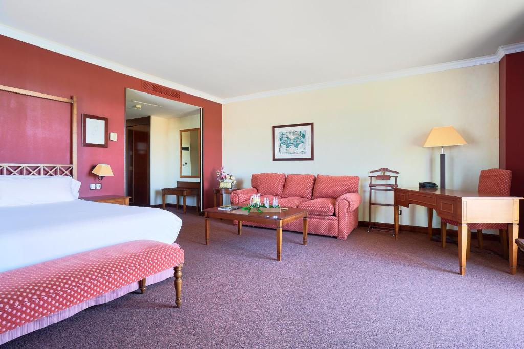 una habitación de hotel con una cama y un sofá en Hotel Fontecruz Ávila, en Ávila