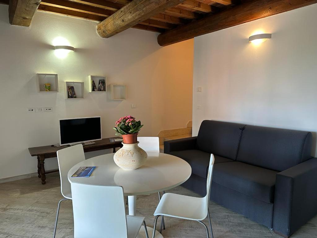 A television and/or entertainment centre at Appartamenti Teresa & Adele, 2 km dal mare, 2 bagni, giardino recintato, WIFI, posto auto