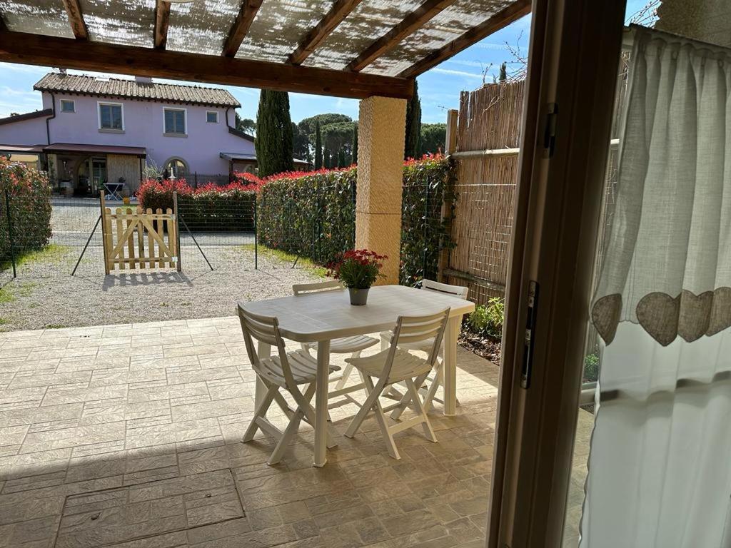 A patio or other outdoor area at Appartamenti Teresa & Adele, 2 km dal mare, 2 bagni, giardino recintato, WIFI, posto auto