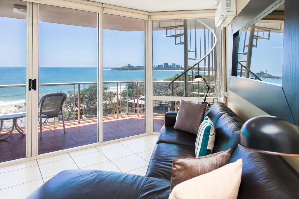 un soggiorno con divano e vista sull'oceano di Sandcastles Mooloolaba a Mooloolaba