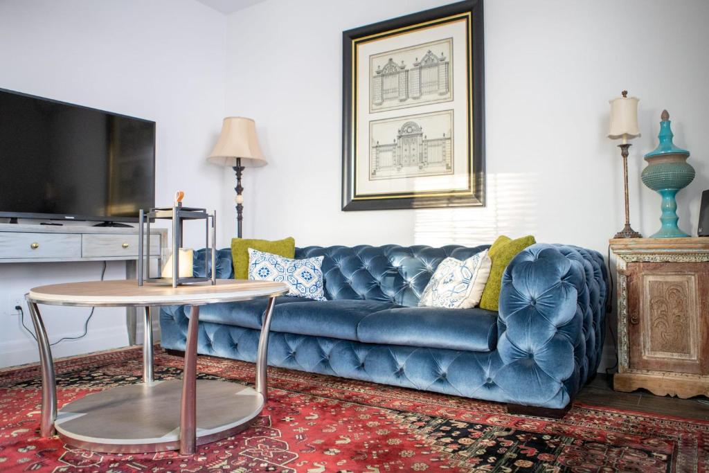salon z niebieską kanapą i stołem w obiekcie 2Bdrm Victorian Style Tiny Home - long stays U7 w mieście Burlington