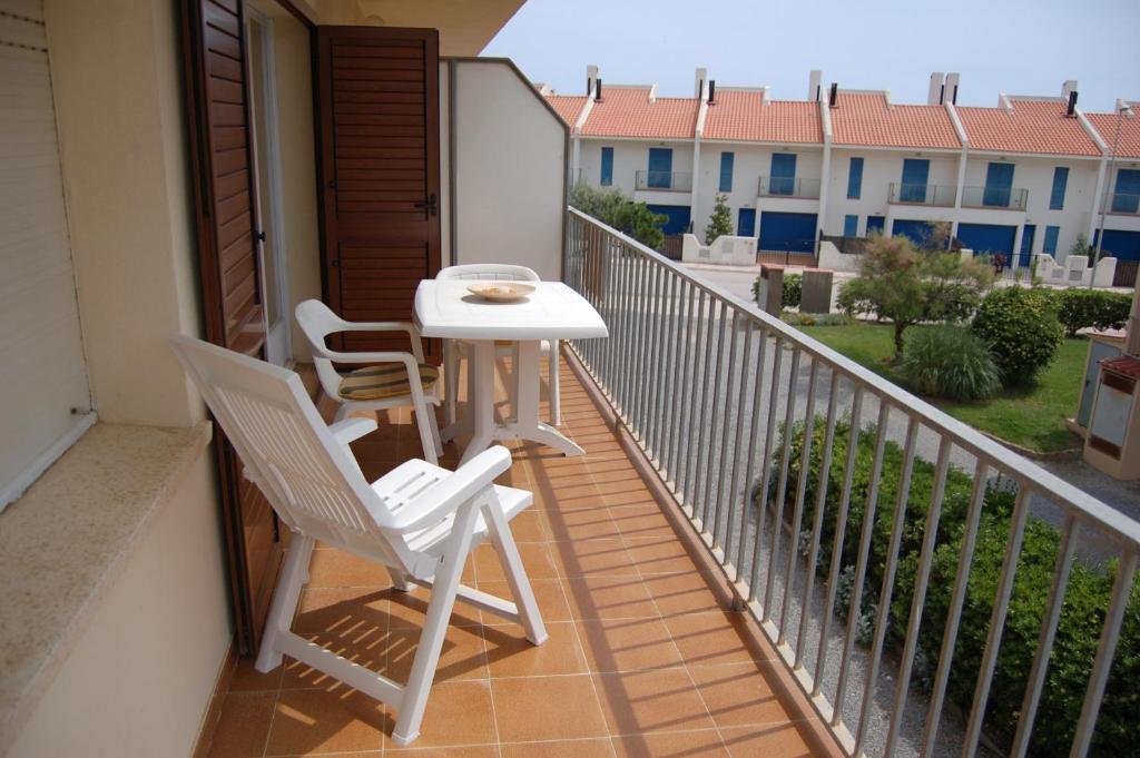uma varanda com duas cadeiras e uma mesa em Mare Nostrum 2D 324 em Torroella de Montgrí
