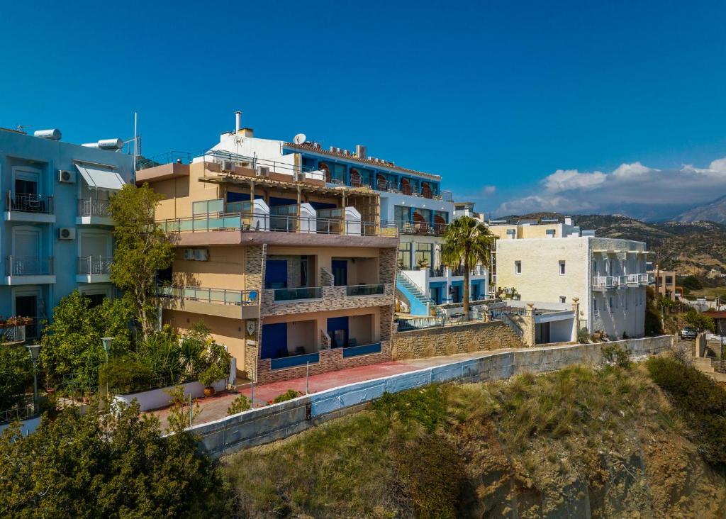 Nespecifikovaný výhled na hory nebo výhled na hory při pohledu z hotelu