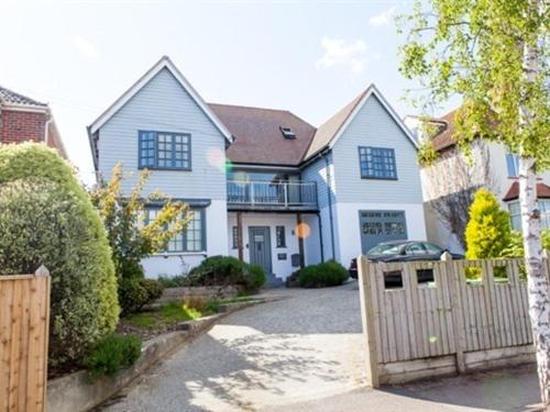 una casa blanca con una puerta y una valla en Birch House Bed & Breakfast, en Weymouth