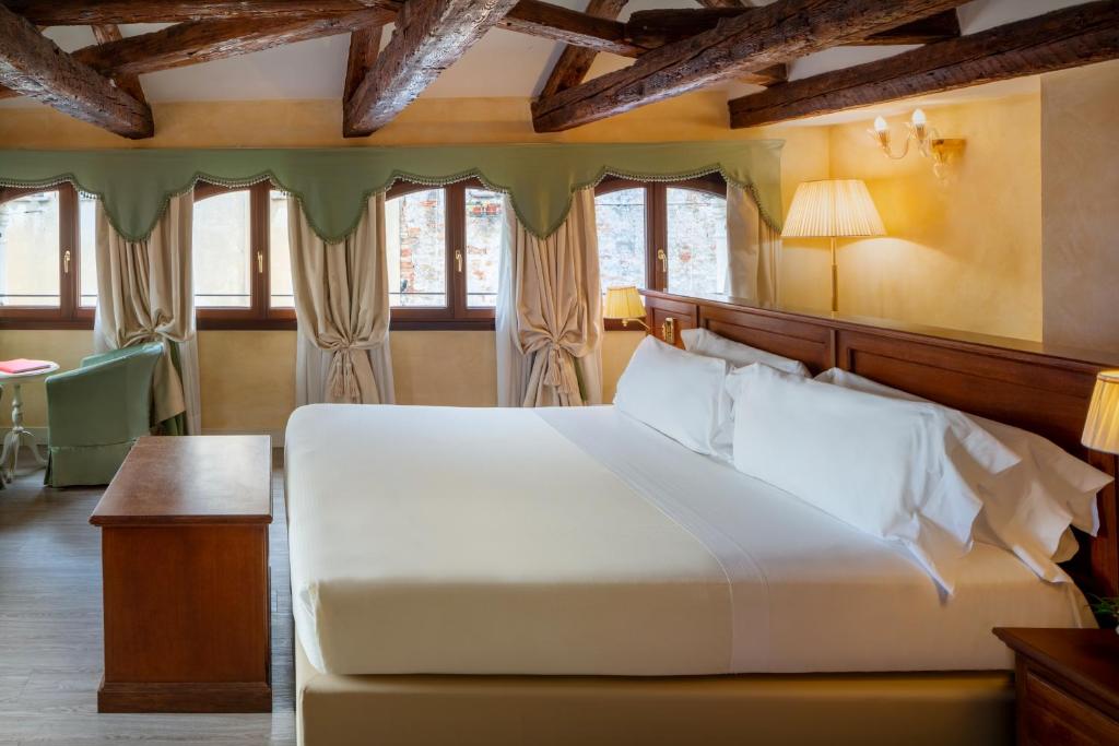 Postel nebo postele na pokoji v ubytování Maison Venezia | UNA Esperienze