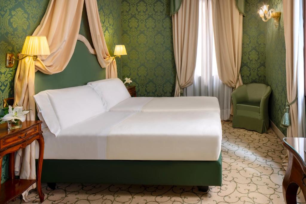 Postel nebo postele na pokoji v ubytování Maison Venezia | UNA Esperienze