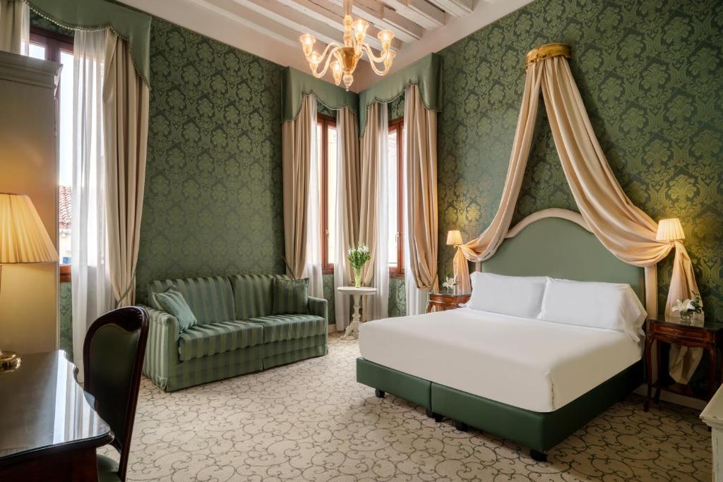 Postel nebo postele na pokoji v ubytování Maison Venezia | UNA Esperienze