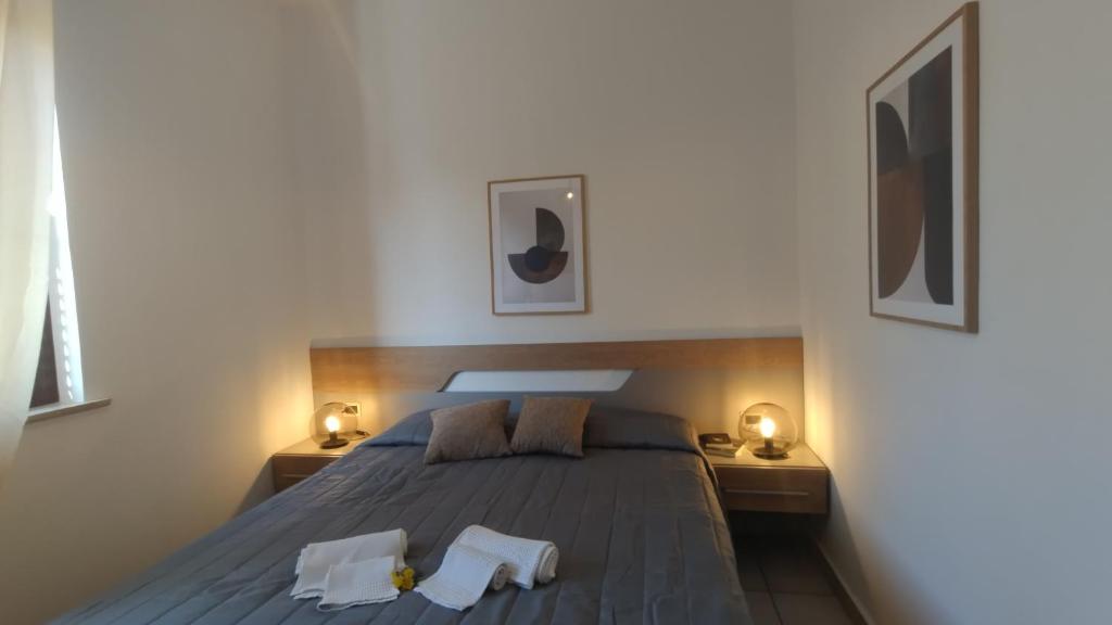 um quarto com uma cama com duas toalhas em LechicchediLampedusa em Lampedusa