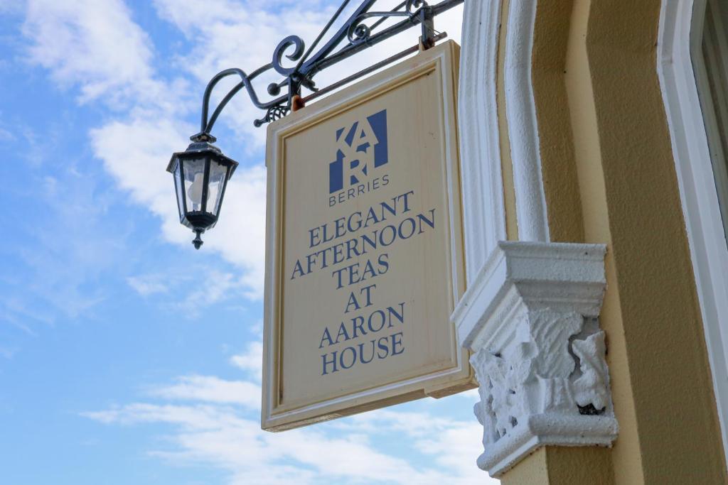 Certifikát, hodnocení, plakát nebo jiný dokument vystavený v ubytování Aaron House