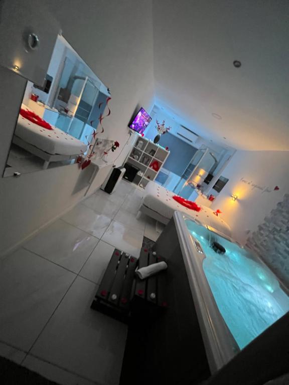 ein Bad mit einer großen Badewanne in einem Zimmer in der Unterkunft Love room avec spa privatif in Le Rove