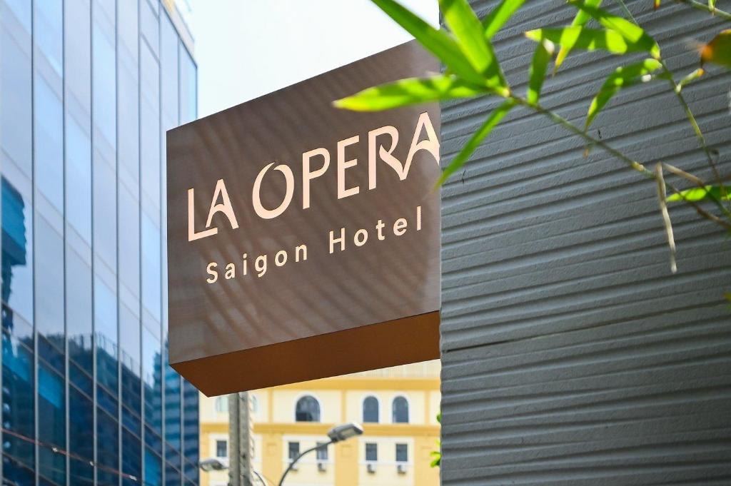 Um certificado, prémio, placa ou documento mostrado em La Opera Saigon Hotel