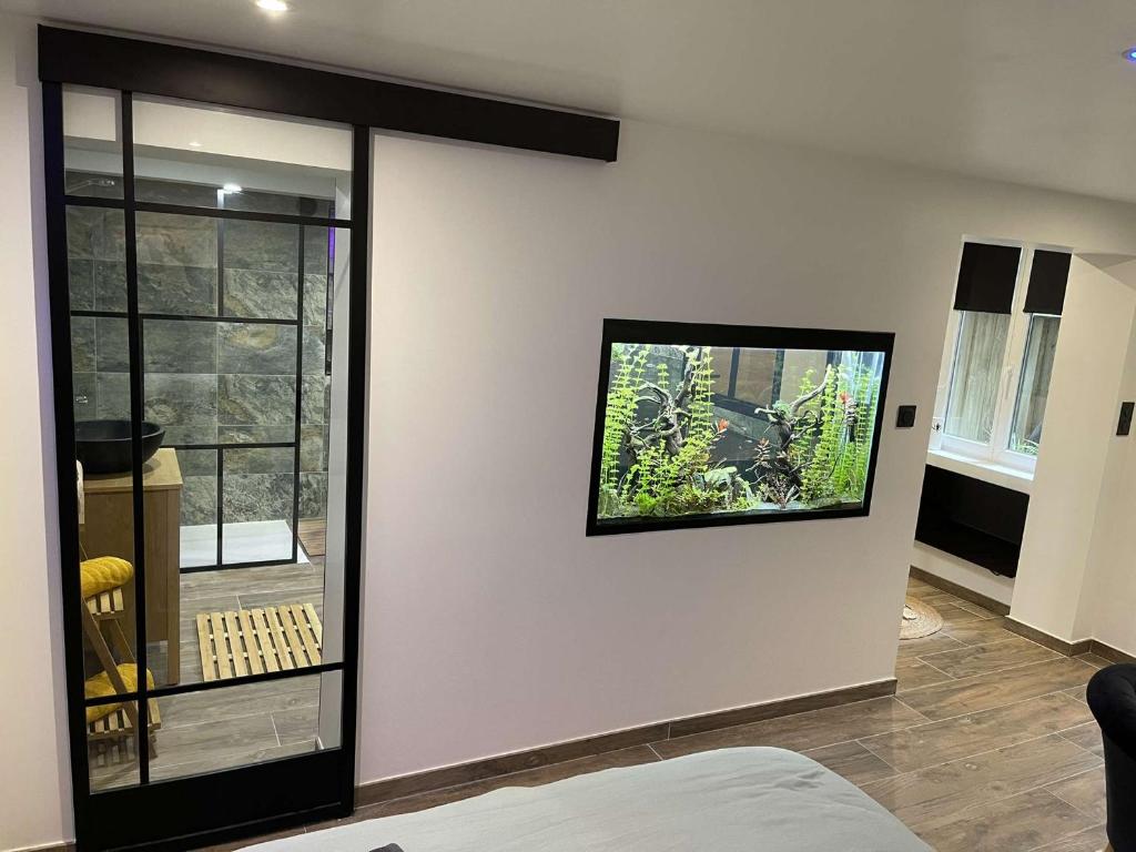 Televízia a/alebo spoločenská miestnosť v ubytovaní Nuit de la sagesse "jacuzzi terrasse et parking privé"