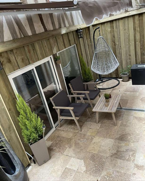 Patio alebo iná vonkajšia časť ubytovania Nuit de la sagesse "jacuzzi terrasse et parking privé"