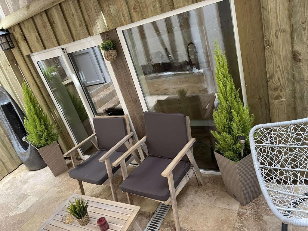 Patio alebo iná vonkajšia časť ubytovania Nuit de la sagesse "jacuzzi terrasse et parking privé"