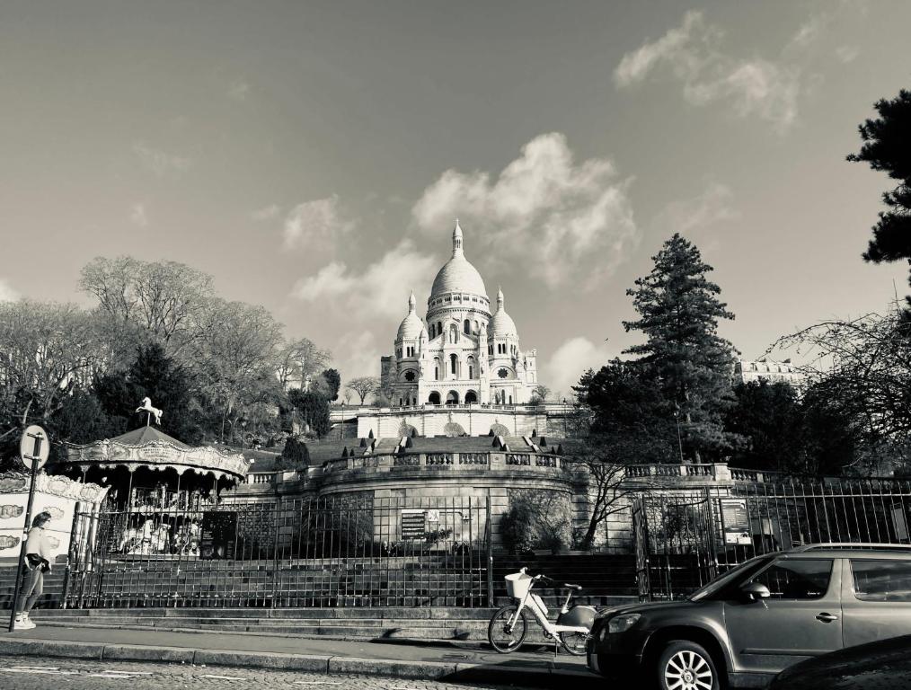 une photo en noir et blanc d'un bâtiment dans l'établissement Chambre proche Elysée, à Paris