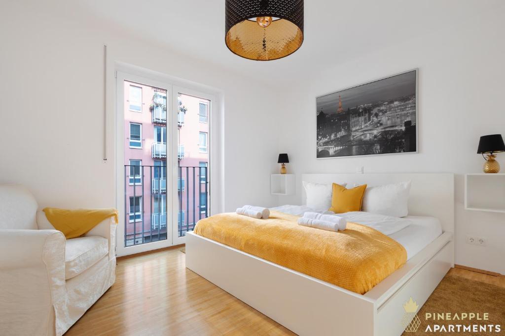biała sypialnia z łóżkiem i kanapą w obiekcie Pineapple Apartments Dresden Zwinger II - 70 qm - 1x free parking w Dreźnie