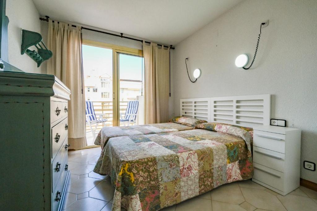 um quarto com uma cama e uma grande janela em NOVELTY SALOU em Salou
