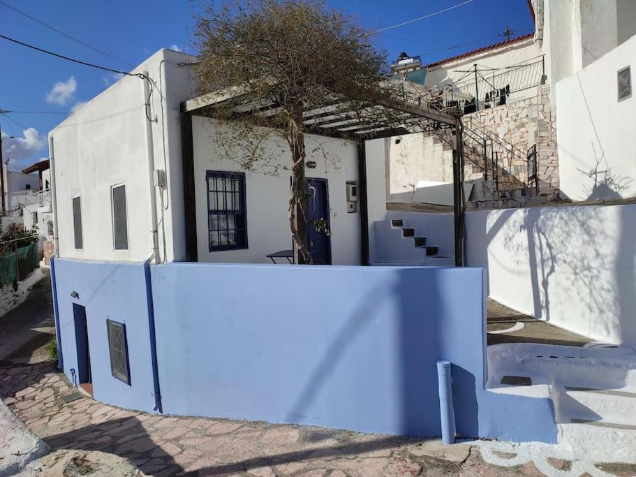 Το κτήριο όπου στεγάζεται  η παραθεριστική κατοικία