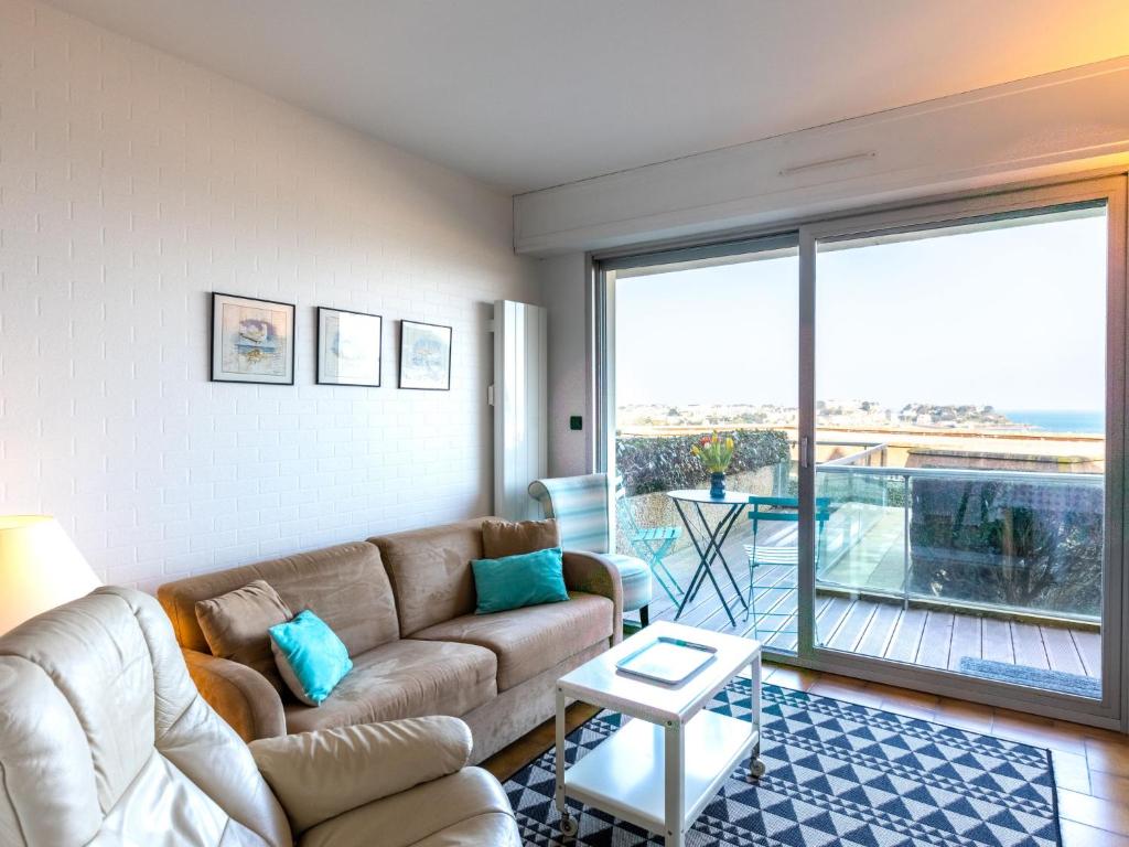 - un salon avec un canapé et une grande fenêtre dans l'établissement Apartment Le Parc de La Ronceray-5 by Interhome, à Dinard