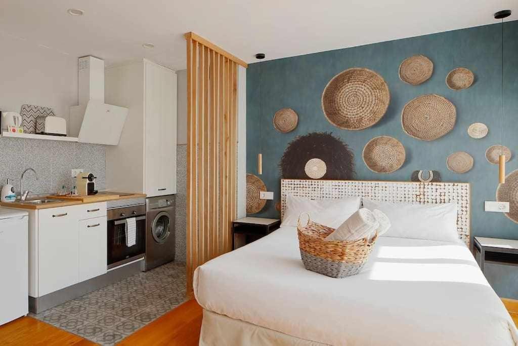 ein Schlafzimmer mit einem Bett und einem Korb darauf in der Unterkunft La Plazuela Urban Estudio in Gijón