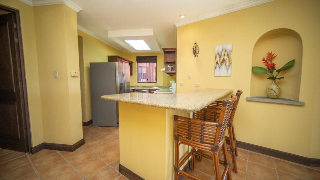 Kuchyň nebo kuchyňský kout v ubytování Bougainvillea 1101 Luxury Apartment - Reserva Conchal
