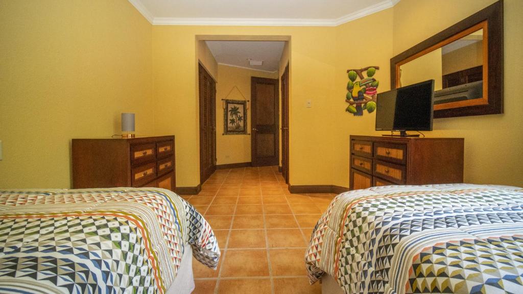 Postel nebo postele na pokoji v ubytování Bougainvillea 1101 Luxury Apartment - Reserva Conchal