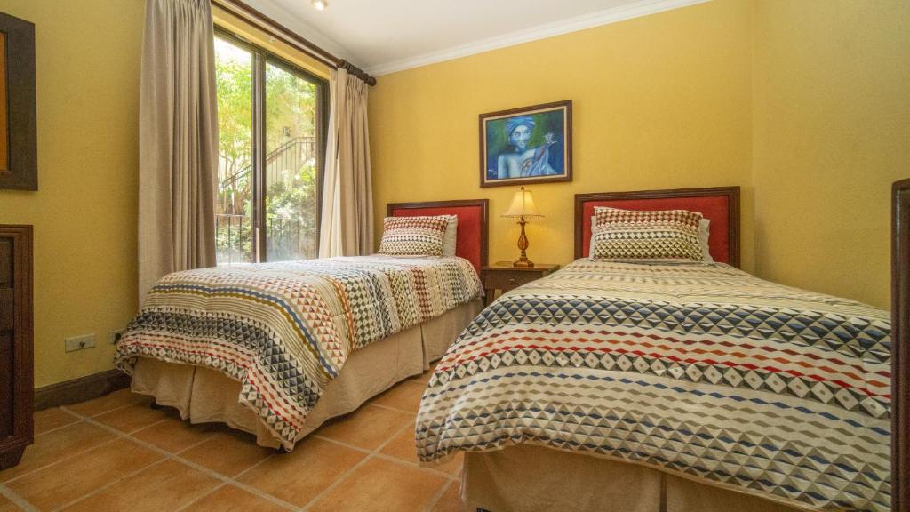 Postel nebo postele na pokoji v ubytování Bougainvillea 1101 Luxury Apartment - Reserva Conchal