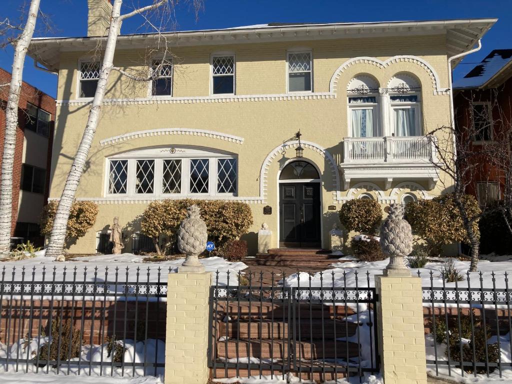 Pineapple House, Spacious 1st Floor Apartment! City Center! 96 Walk Score! FREE parking! photo